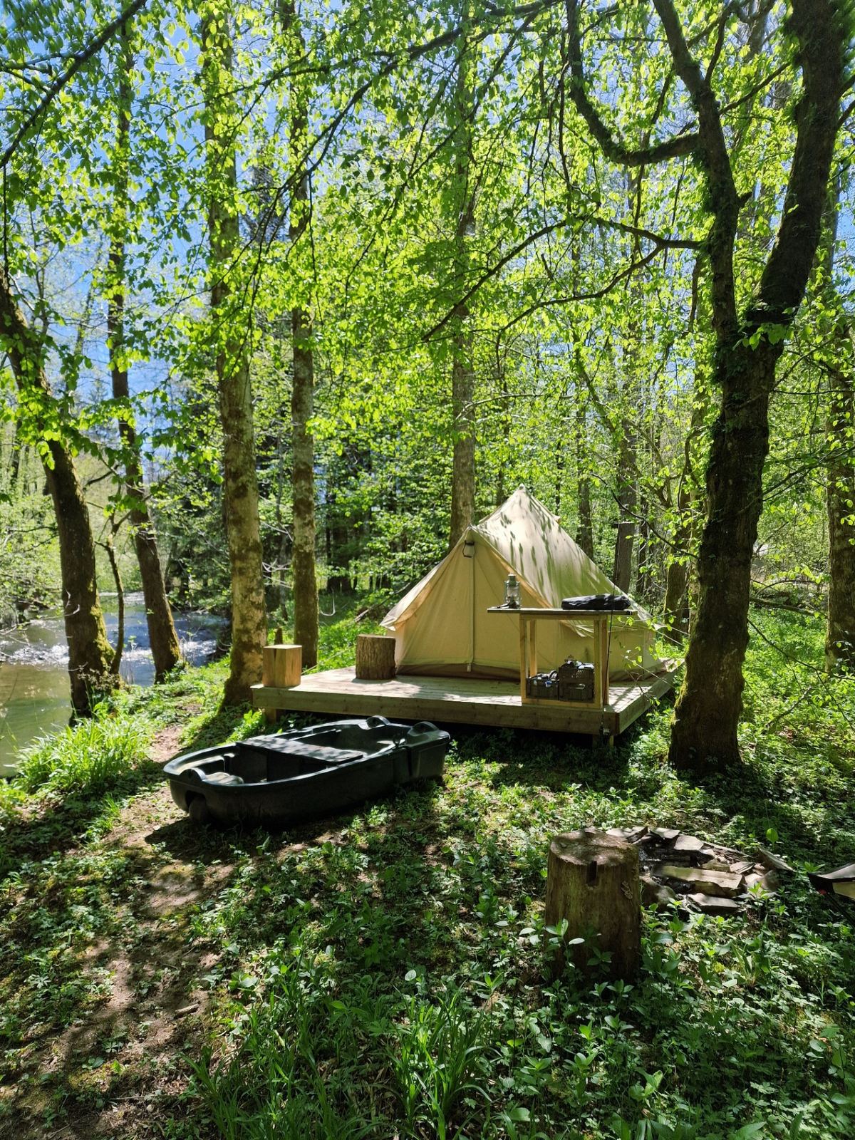Bell tent op een houten platform in het bos