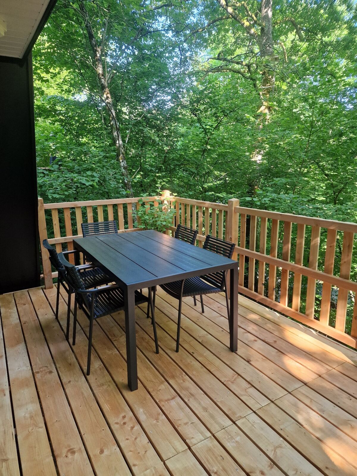 Terras met tafel in het groen