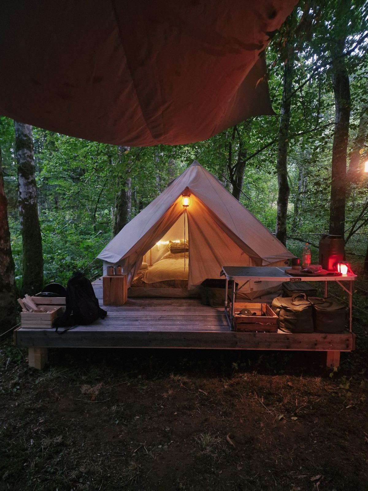 Bell tent op het platform